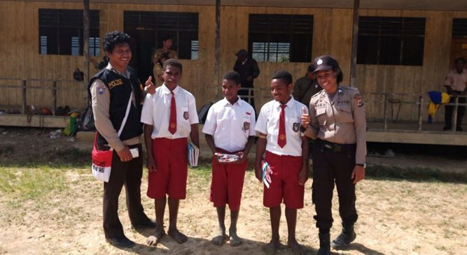 Binmas Noken Polri Bersama siswa SD Inpres Mimin