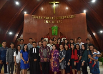 Kapolda Papua Bersama istri dan Gembala Jemaat