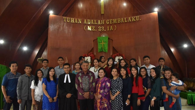 Kapolda Papua Bersama istri dan Gembala Jemaat