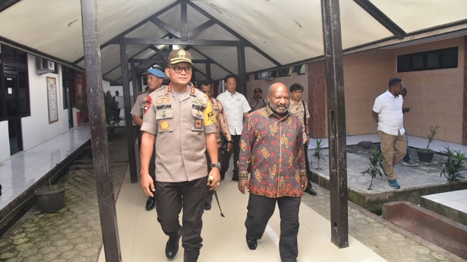 Kapolda Papua dan Bupati Nduga di RS. Bhayangkara