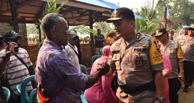 Kapolda Papua dan Kepala kampung sota