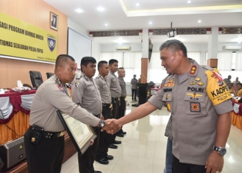 Kapolda Papua serahkan Piagam penghargaan BINMAS NOKEN