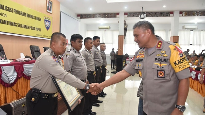 Kapolda Papua serahkan Piagam penghargaan BINMAS NOKEN