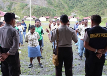 Kapolres Puncak Jaya dan Kanit Binmas Noken Memberikan Arahan Ke Siswa - Siswi