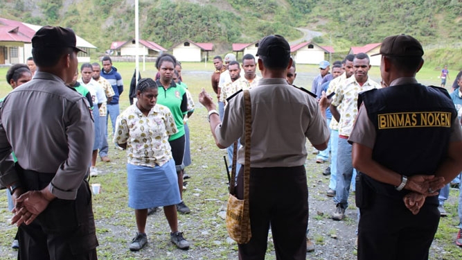 Kapolres Puncak Jaya dan Kanit Binmas Noken Memberikan Arahan Ke Siswa - Siswi