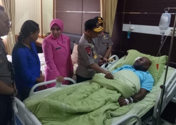 Kapolri Bersama Rombongan Jenguk Brigpol Dolfis Wambonggo