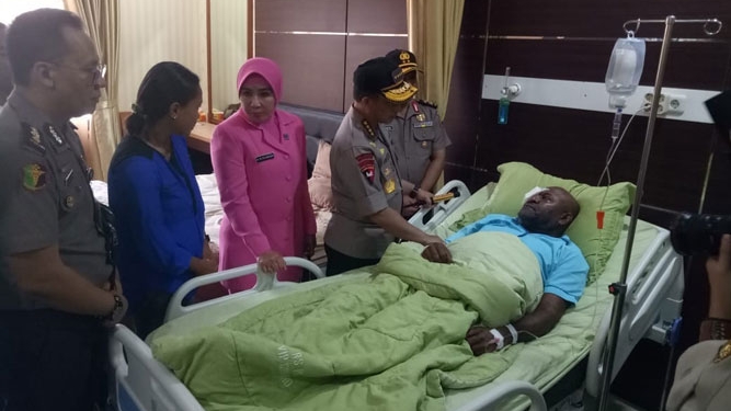 Kapolri Bersama Rombongan Jenguk Brigpol Dolfis Wambonggo