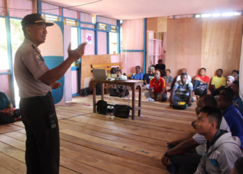 Kasat Binmas Polres Jayapura berdiskuasi dengan warga di kampung Putali