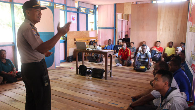 Kasat Binmas Polres Jayapura berdiskuasi dengan warga di kampung Putali