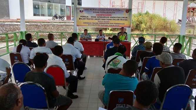 Kasatlantas Polres Supiori memberikan sosialisasi