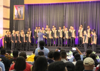 Kontingen papua saat tampil di lomba paduan suara pria