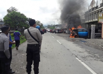 Mobil terbakar di Wamena
