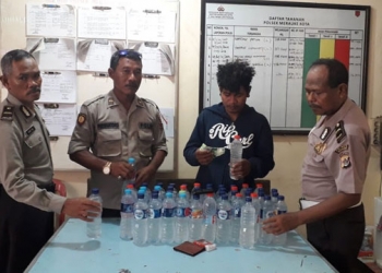 Pelaku beserta barang bukti yang di amankan di Polsek Merauke Kota