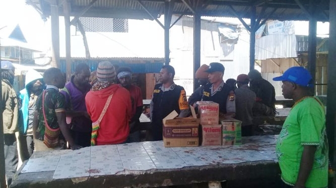 Polisi Gelar penyuluhan kepada anak - anak putus sekolah di Paniai