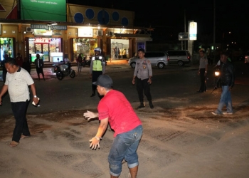 Polres Merauke bersihkan Jalan Licin Akibat Tumpahan minyak