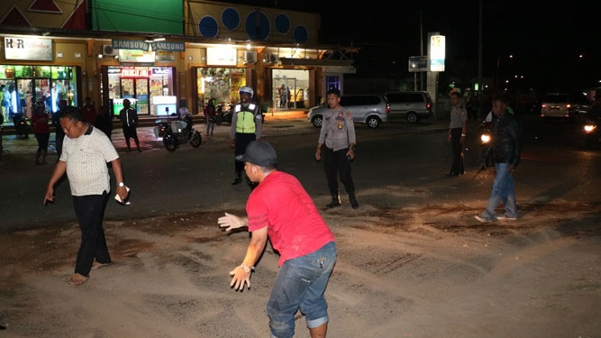 Polres Merauke bersihkan Jalan Licin Akibat Tumpahan minyak