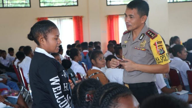 Kapolres Kep.Yapen saat mengajar di SMK 1Kainui