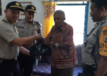 sat - binmas jayapura saat menyerahkan bantuan ke kepala suku Olua