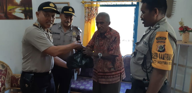 sat - binmas jayapura saat menyerahkan bantuan ke kepala suku Olua