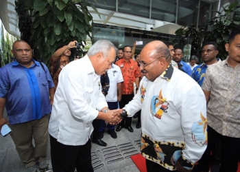 Gubernur Papua Saat pertemuan dengan menteri PUPR