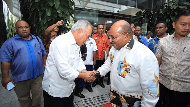 Gubernur Papua Saat pertemuan dengan menteri PUPR