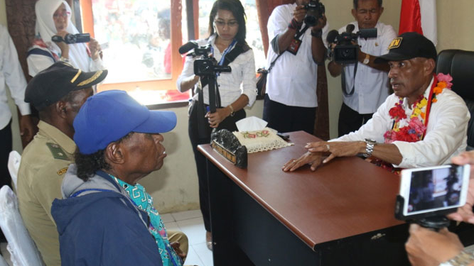 Walikota ,Dr.Benhur Tomi Mano,MM saat memberi masukan kepada KPK Mosso dan Ondoafi