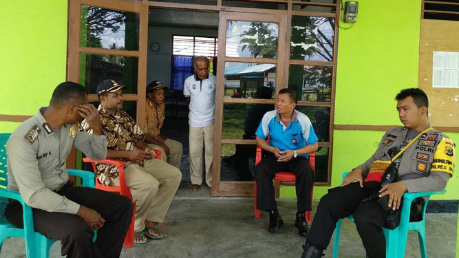 kasat Binmas berbincaing - bincang dengan Kepala desa Syurdori