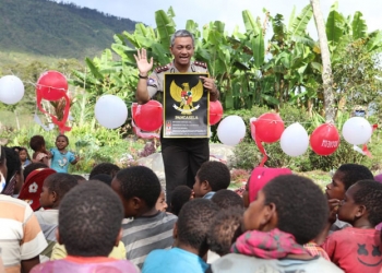 kegiatan belajar dan bermain Anak - anak sekolah alkitab Puncak Jaya