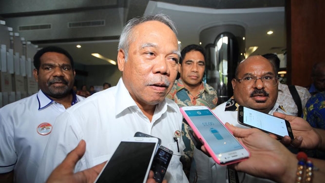 Gubernur Papua saat usai pertemuan dengan Menteri PUPR