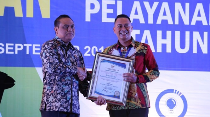 penyerahan Piagam penghargaan oleh MenPAN - RB