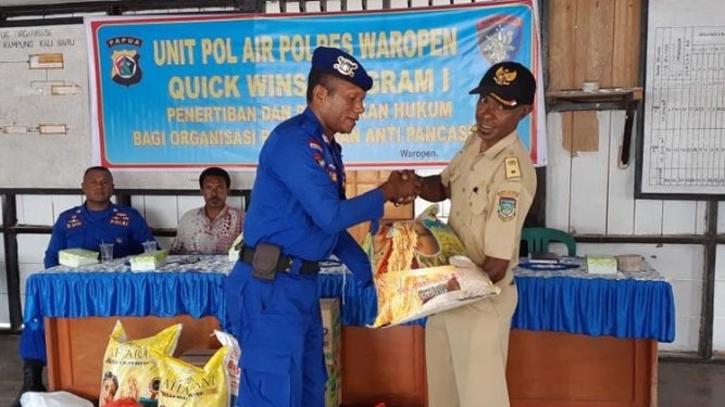 penyerahan bantuan Kepada warga Kampung Kali Baru, Waropen
