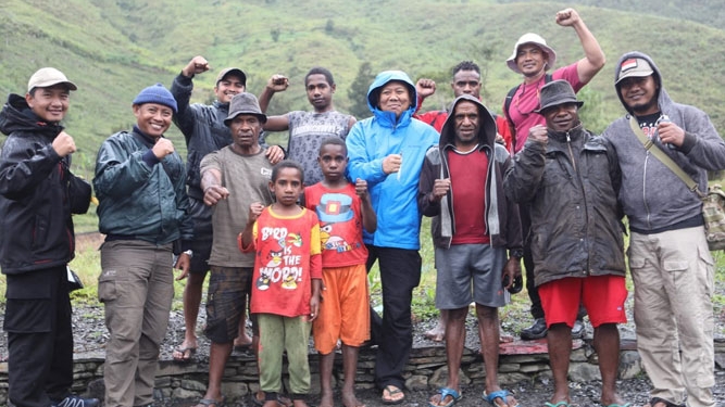 satgas Noken bersama warga Muliambut