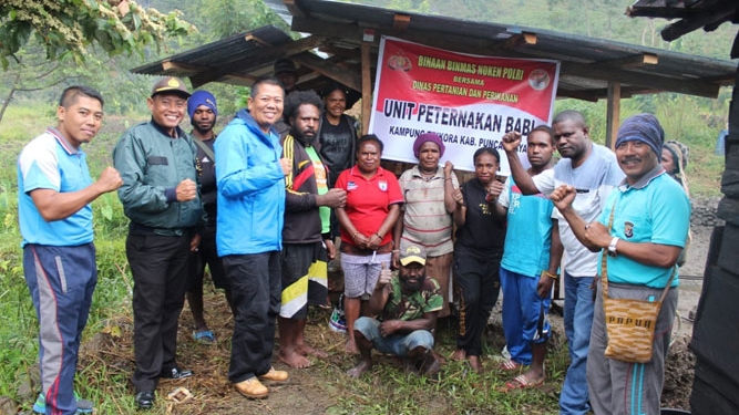 kasatgas noken bersama Pemilik ternak di Puncak Jaya