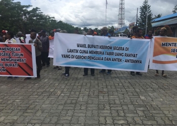 masa pendemo di halaman kantor bupati Keerom