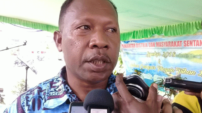 Kepala Distrik Sentani Timur Steven Ohee saat diwawancarai dipendopo usai acara open house pemerintah distrik sentani timur bersama masyarakat pada jumat 4 januari 2019/ vj