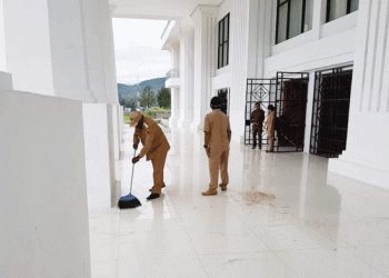 Terlihat Bupati Meki Nawipa menyapu mainhall kantor bupati Paniai