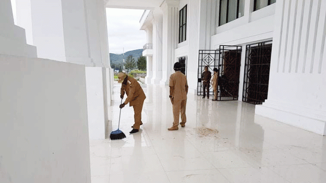 Terlihat Bupati Meki Nawipa menyapu mainhall kantor bupati Paniai