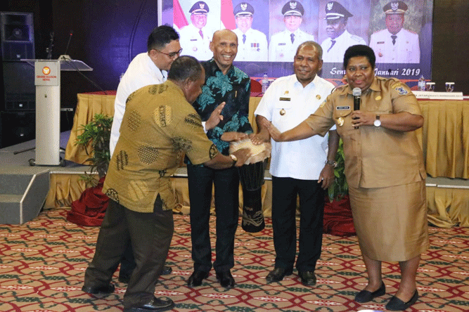 Penabuhan tifa bersama 