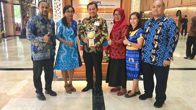 Pemerintah kota Jayapura menerina penghargaan Piala Adipura kategori Kota Sedang dari Pemerintah Pusat
