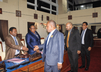 Ketua DPR Papua, DR Yunus Wonda bersama Wakil Ketua II DPR Papua, Fernando AY Tinal dan Sekda Papua, TEA Hery Dosinaen menyalami anggota usai skor sidang, Selasa (15/1).
