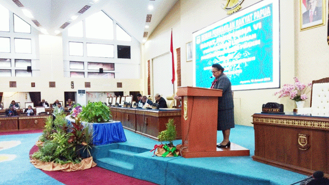 Pelapor Fraksi PDI Perjuangan DPR Papua, Kristhina Luluporo menyampaikan pandagan Fraksi PDI Perjuangan, Selasa (15/1).