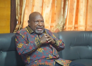 Bupati kabupaten nduga Yairus Gwijangge saat menyampaikan permohonan maaf dalam konfrensi pers terkait kasus penembakan di Nduga, selasa 1 januari 2019 di kantor penerangan kodam XVII Cendrawasih Jayapura - Papua./ Vj