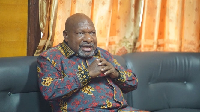 Bupati kabupaten nduga Yairus Gwijangge saat menyampaikan permohonan maaf dalam konfrensi pers terkait kasus penembakan di Nduga, selasa 1 januari 2019 di kantor penerangan kodam XVII Cendrawasih Jayapura - Papua./ Vj