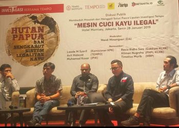 ketua MRP tengah Timotius Murib bersama Laode M. Syarif Komisioner KPK, Perwakilan KLKH, serta Tim iventigasi Tempo/ Istimewa
