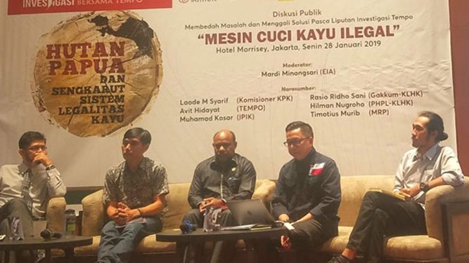 ketua MRP tengah Timotius Murib bersama Laode M. Syarif Komisioner KPK, Perwakilan KLKH, serta Tim iventigasi Tempo/ Istimewa