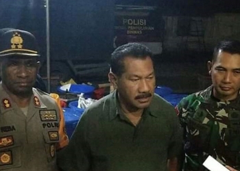 Kapolres Jayawijaya Yang Pieter Reba SE, M.Si ( kiri ), Bupati Jayawijaya Jhon R Banua, SE ( tengah ) Dandim 1702 Jayawijaya Letkol Inf Chandra Dianto ( kanan ) memberikan keterangan saat melakukan razia gabungan ditempat penjualan miras di Wamena, pada rabu 02 januari 2019/ vj