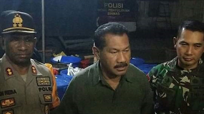 Kapolres Jayawijaya Yang Pieter Reba SE, M.Si ( kiri ), Bupati Jayawijaya Jhon R Banua, SE ( tengah ) Dandim 1702 Jayawijaya Letkol Inf Chandra Dianto ( kanan ) memberikan keterangan saat melakukan razia gabungan ditempat penjualan miras di Wamena, pada rabu 02 januari 2019/ vj