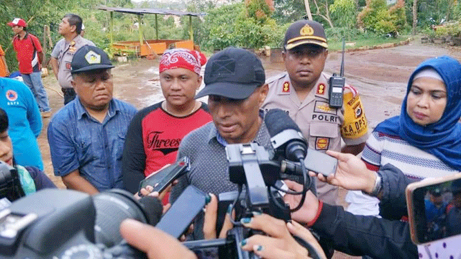 Walikota BTM saat di wawancarai awak media usai meninjau lokasi bencana
