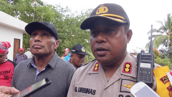 Kapolresta jayapura AKBP. Gustav. R. Urbinas saat memberi keterangan pers