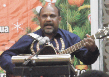 Ketua MRP saat membawakan sebuah lagu pujian